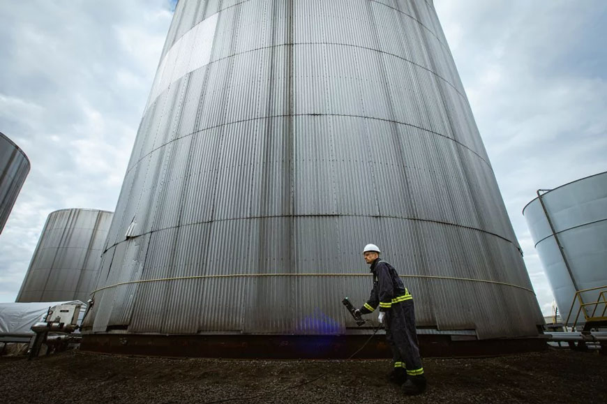 NDT technician scanning the bottom of a reservoir and inspecting corrosion under insulation with the HandySCAN 3D|MAX Series