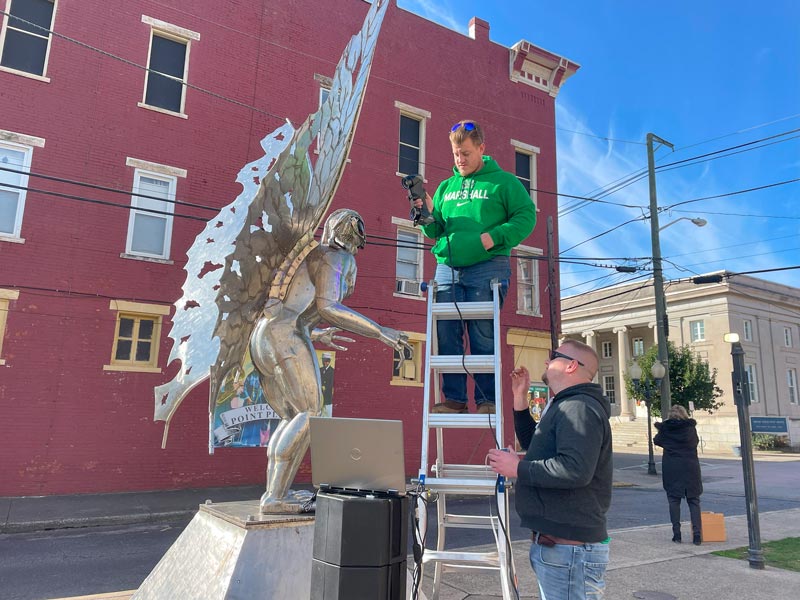 Two members of the MAMC team use Creaform’s HandySCAN BLACK™|Elite to 3D scan the Mothman Statue.