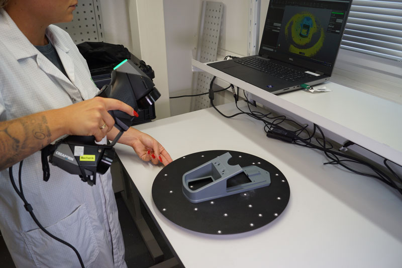 3D-Messung eines Kunststoffteils mit dem HandySCAN 3D Scanner von Creaform.