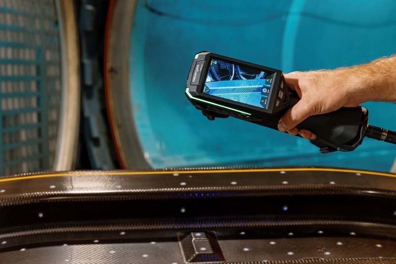 Scanner 3D con interfaccia integrata che visualizza i dati di scansione di un pezzo in fibra di carbonio