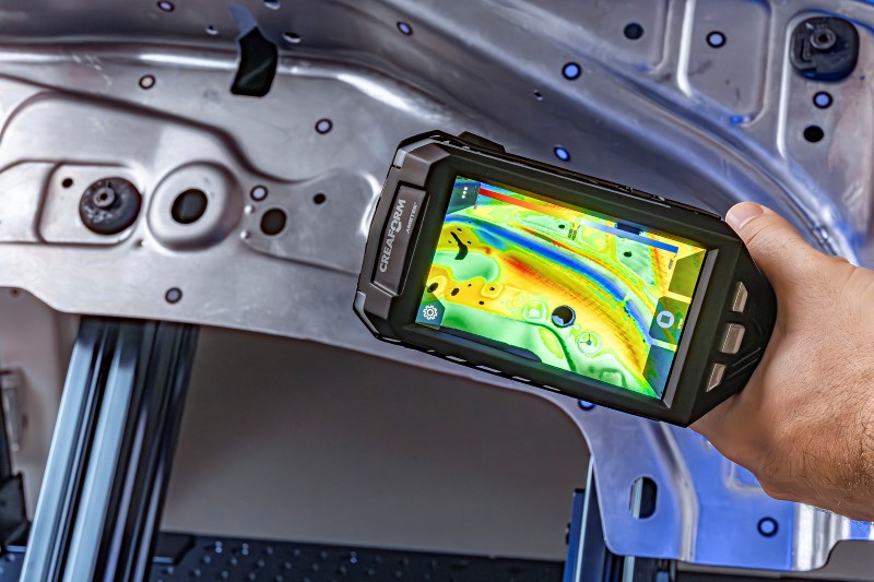 3D scanner with an integrated interface displaying a colormap of a sheet metal part