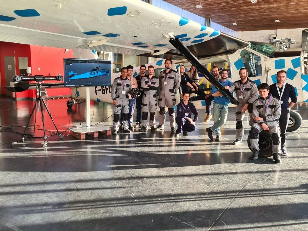 L'équipe de Polyaero réunie sous l'aile d'un avion