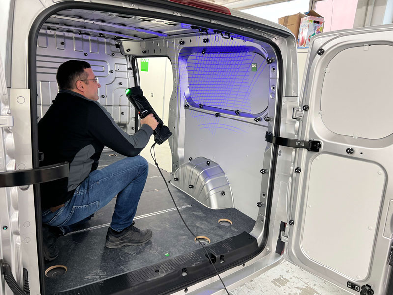 Ein Techniker verwendet den HandySCAN MAX, um 3D-Messungen in einem Kastenwagen durchzuführen.