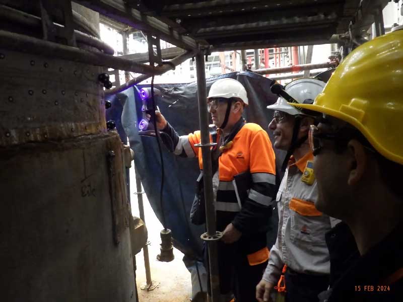 NDT team using Creaform’s 3D scanner to carry out corrosion assessments.