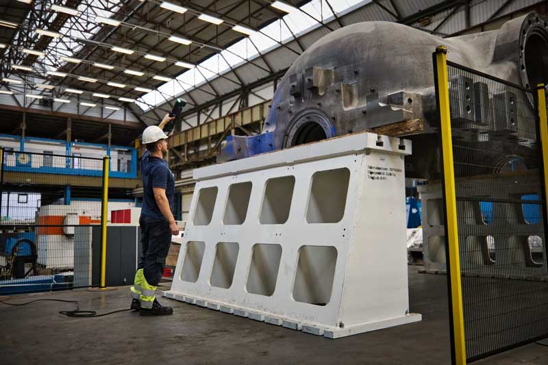 Techniker scannt Hülle einer Hochdruck-Dampfturbine mit der HandySCAN 3D|MAX Series.