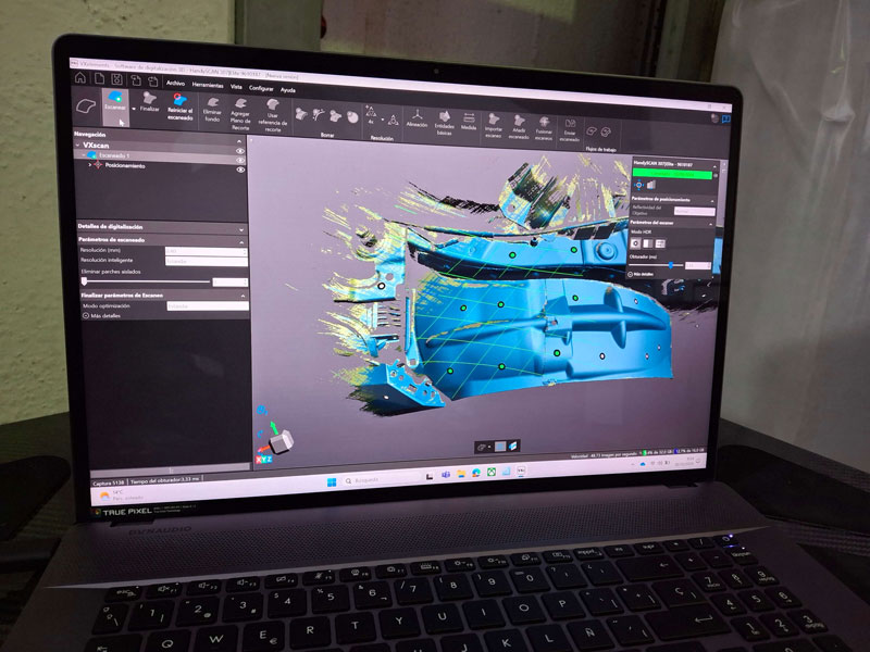 Una pantalla muestra uno de los módulos de software de escaneado 3D de Creaform, con el escaneado 3D de una pieza vehicular en proceso de postproducción.
