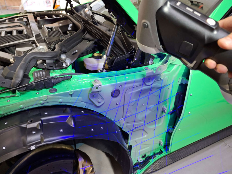 Un membro del team Karbonius Composites scansiona un veicolo sportivo utilizzando uno scanner 3D HandySCAN 3D|Serie BLACK.