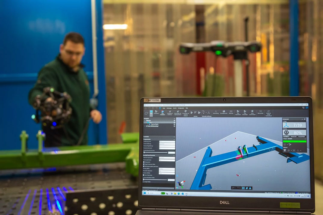 Immagine di un esperto che usa uno scanner MetraSCAN 3D e un software di scansione 3D
