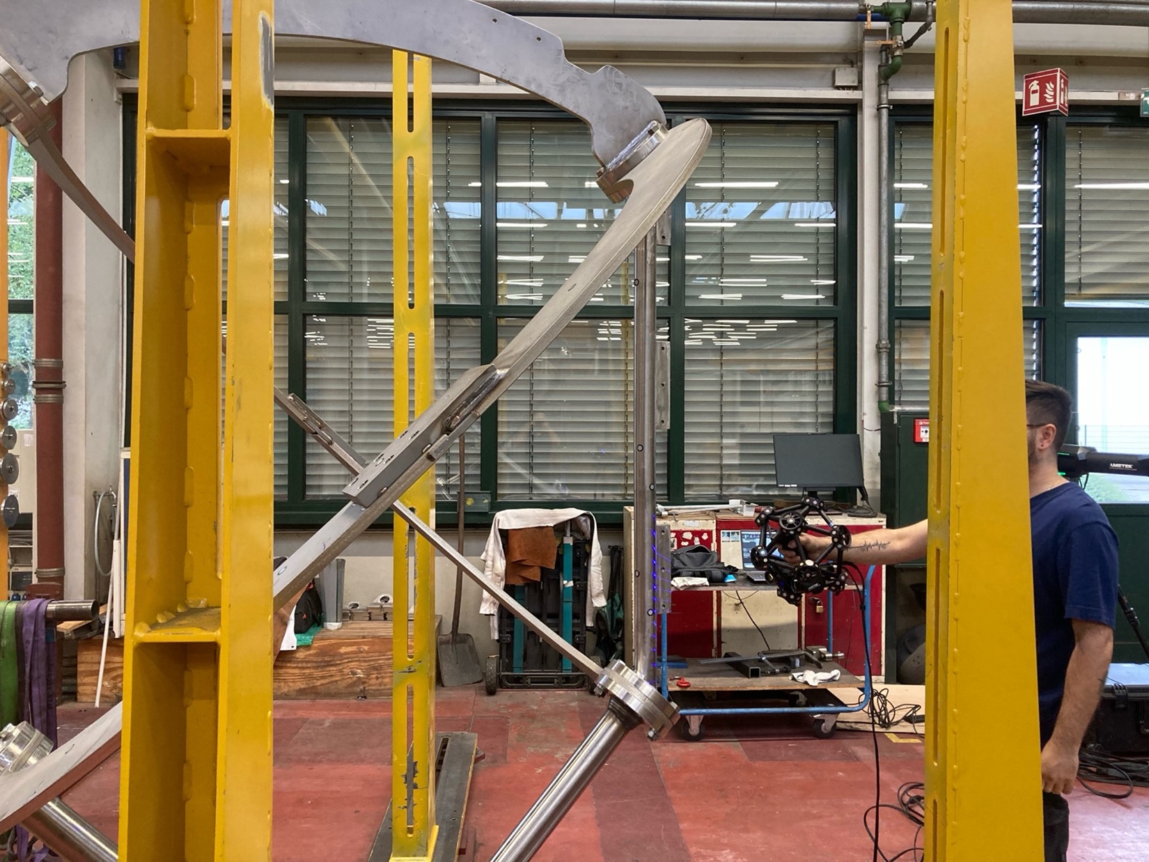 A member of the company’s quality control team scans a huge stirring machine with the MetraSCAN BLACK+™|Elite 3D scanner