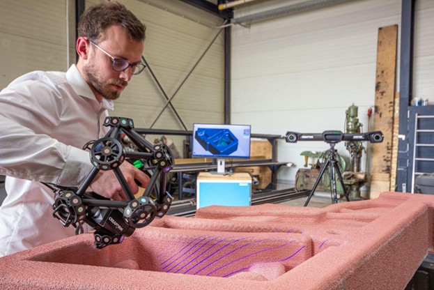 Un operador captura datos de escaneado 3D completos y precisos de las superficies de la fundición con el MetraSCAN 3D.