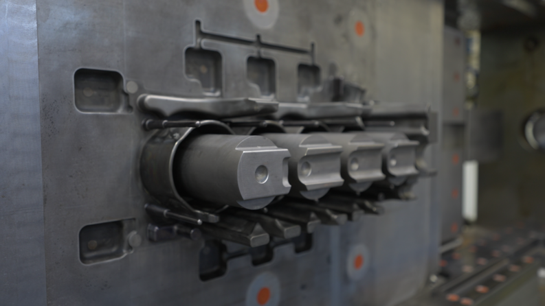 Ingenieur in einer industriellen Umgebung, der den Creaform MetraSCAN 3D verwendet, um ein großes Teil in der Werkstatt zu scannen