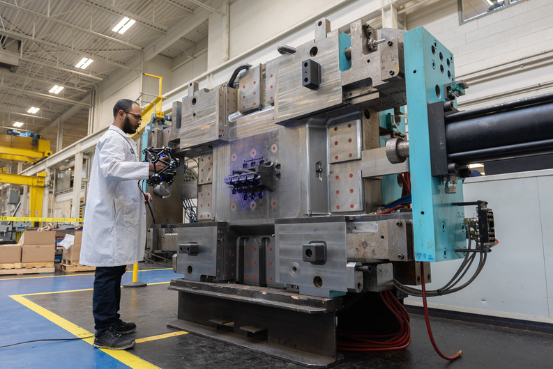 Ingenieurin, die den Creaform MetraSCAN BLACK+ zum Scannen einer Karosserie mit komplexer Geometrie und komplizierten Bereichen verwendet.