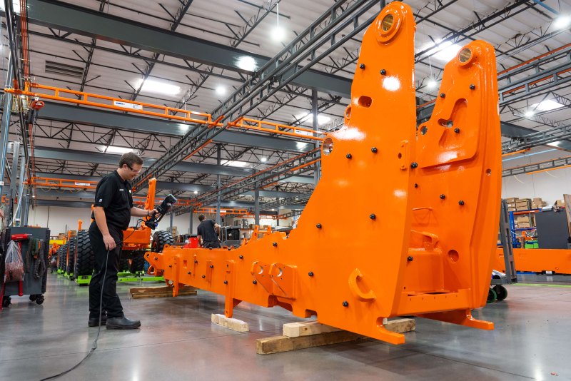 Engineer in an industrial environment, using the Creaform MetraSCAN 3D to scan a large part on the shop floor