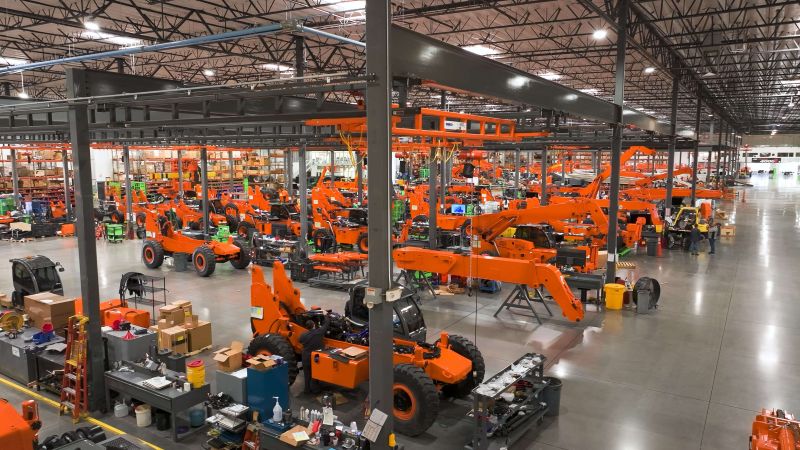 Almacén de Xtreme Manufacturing mostrando toda su línea de manipuladores telescópicos de alta capacidad y uso intensivo.