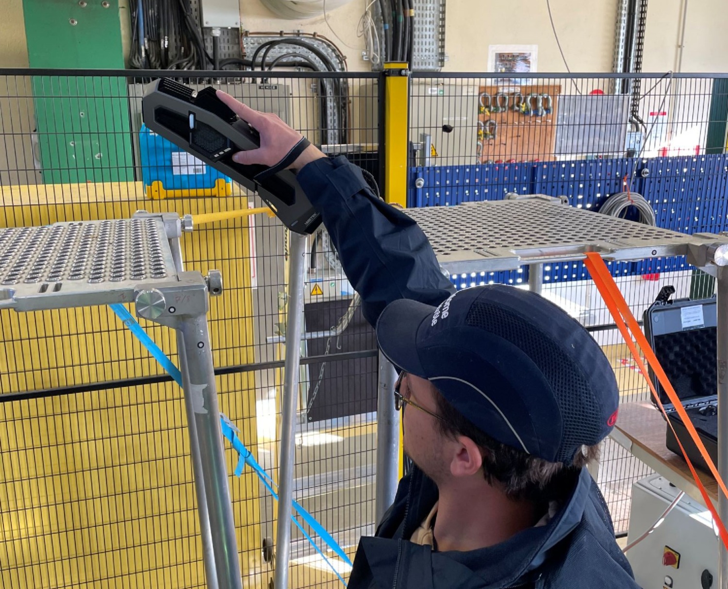 Un technicien d’Intercontrôle utilise le scanner Go!SCAN 3D, léger et facile à manipuler, pour capturer les données d’un composant dans une installation nucléaire.