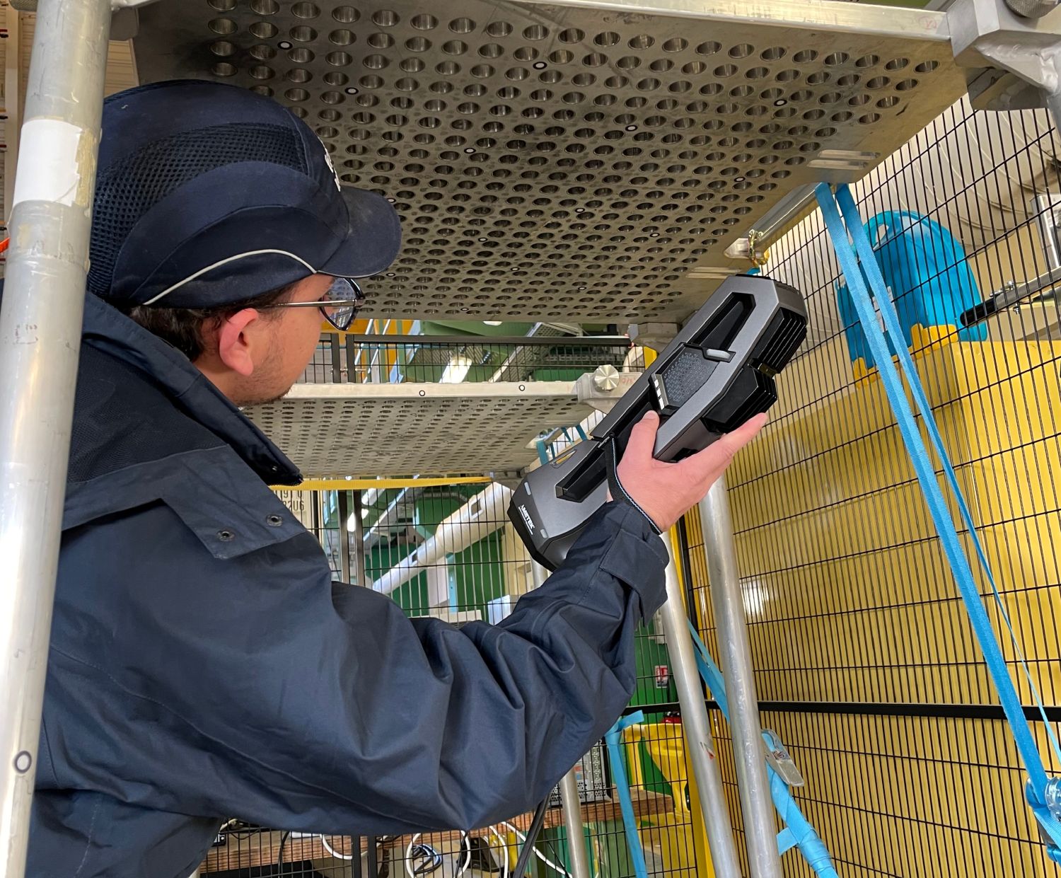 Un technicien d’Intercontrôle numérise en 3D une pièce d’une centrale nucléaire avec le Go!SCAN 3D.