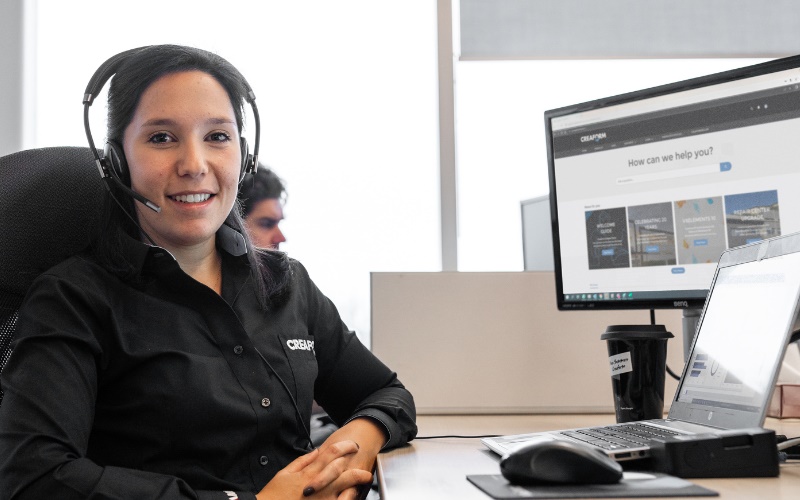 lady-at-customer-support