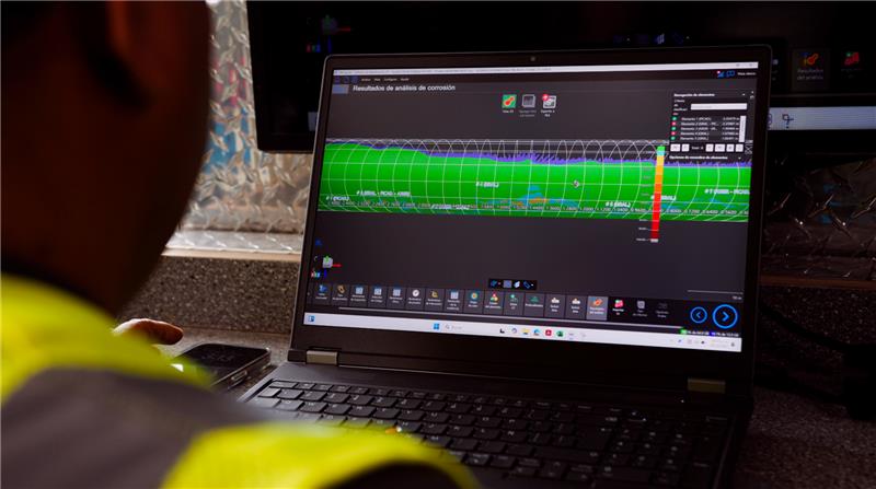 Integridad de Ductos employee working on a laptop displaying the scan results in Creaform Integrity Suite