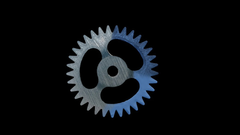 Image of a full gear with a complete mesh appearing on a half of the part.