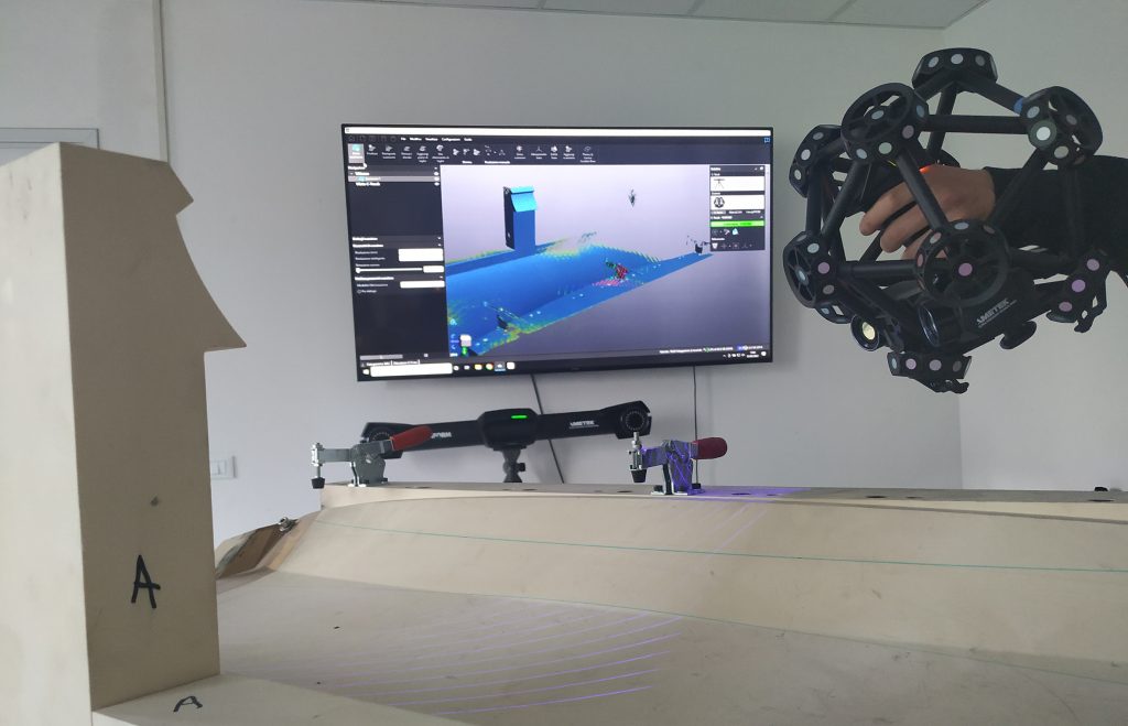 Der MetraSCAN 3D wird bei Blacks für das Scannen von Klebevorrichtungen eingesetzt. Im Hintergrund ist das optische Kamerasystem C-Track zu sehen. Der Scan wird in Echtzeit auf dem Bildschirm angezeigt.
