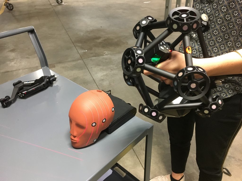 在桌子上进行MetraSCAN 3D扫描的假人头部。