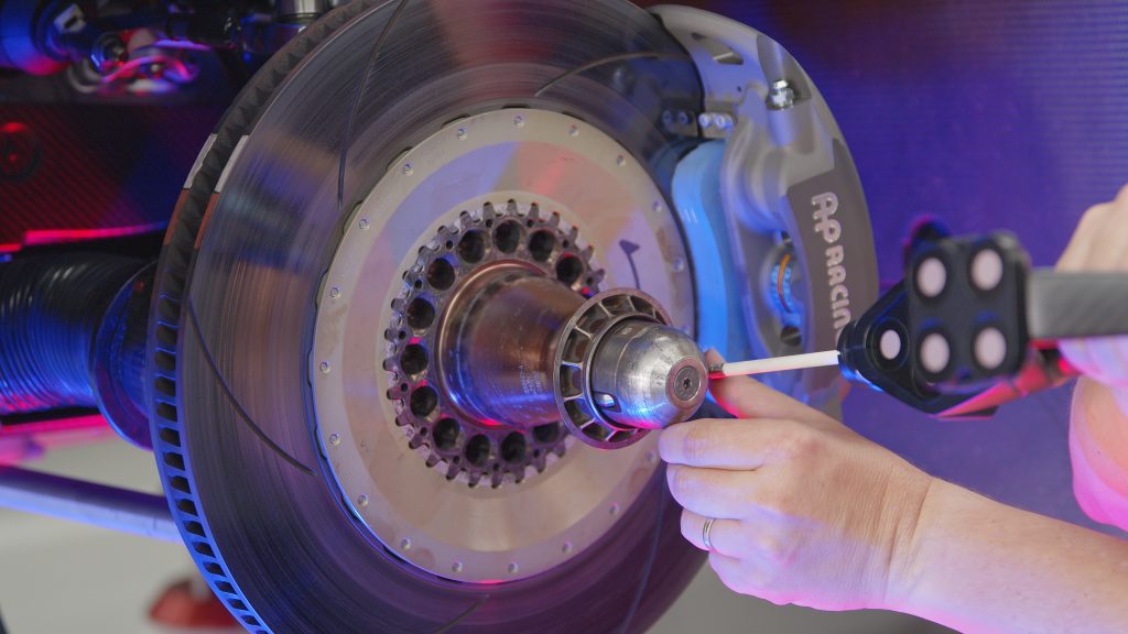 Measurement of the wheel suspension with the tactile HandyPROBE