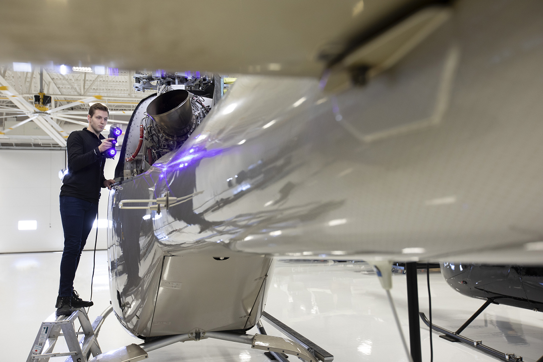 Engenheiro contando com a precisão, resolução e confiabilidade de medição de um escâner 3D de nível metrológico para digitalizar um motor de helicóptero.