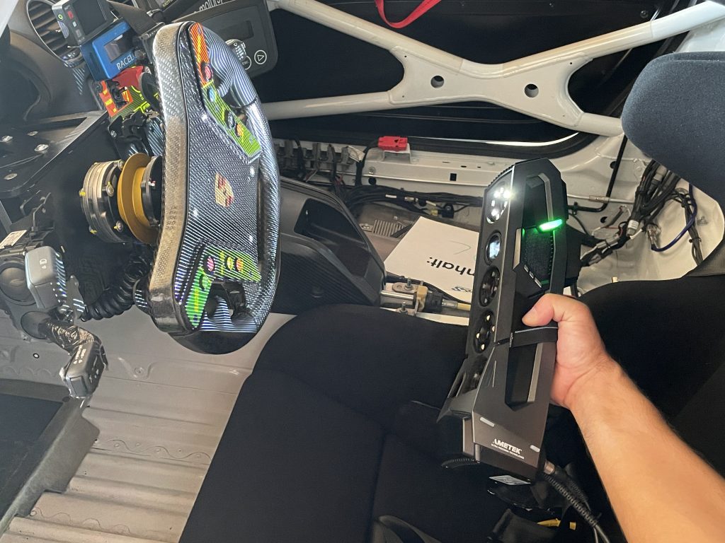 Mann verwendet den GoSCAN! 3D-Scanner zum Scannen des Lenkrads eines weißen Porsche Cayman GT4