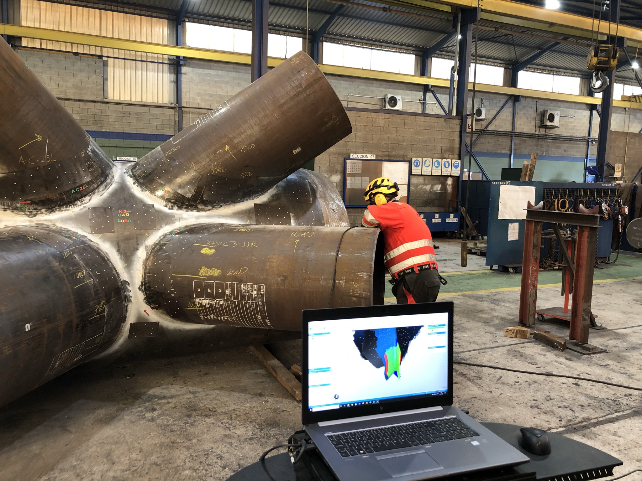 Innerspec employee doing welding inspection on pipe with Go!SCAN 3D while seeing instant result on laptop