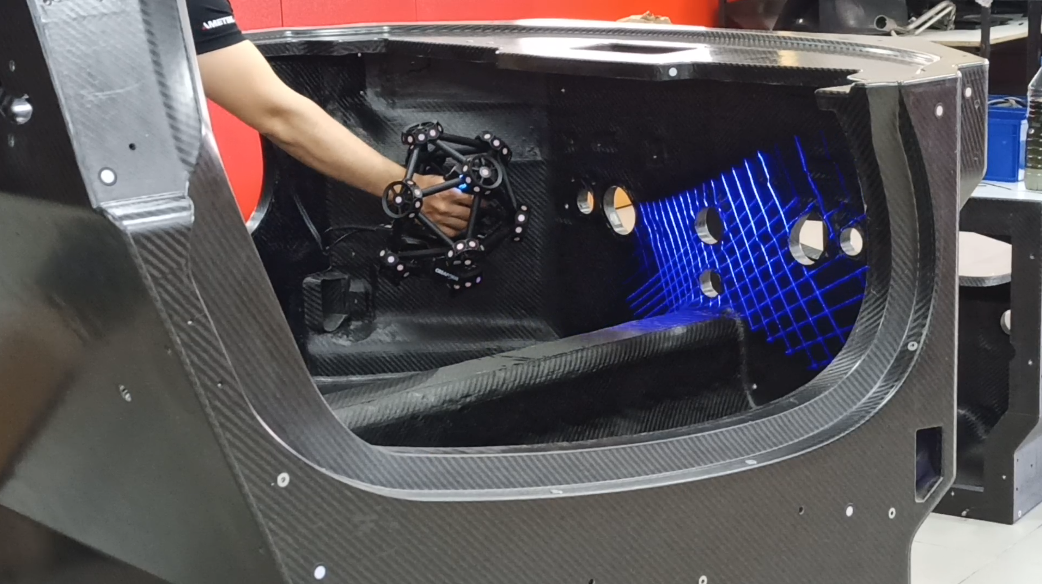 MetraSCAN 3D durante la scansione di una parte dell'auto in fibra di carbonio.
