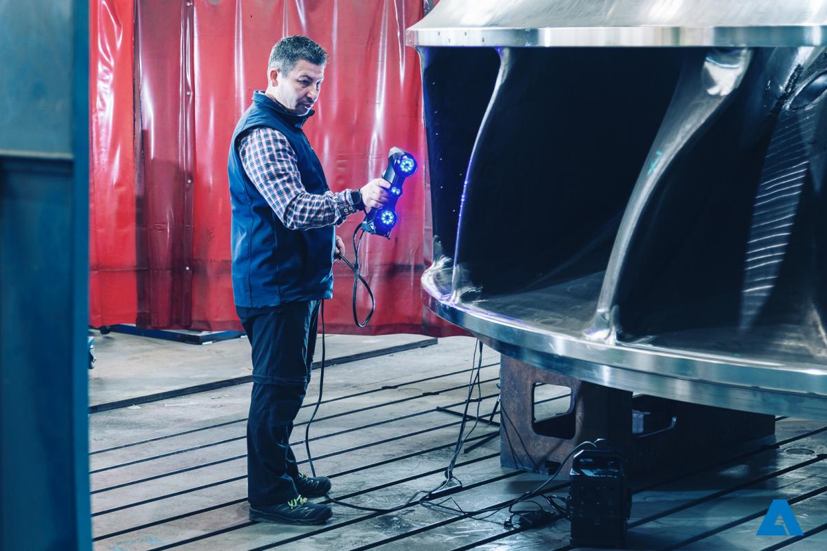 Un operatore della Andrtiz esegue la scansione di una turbina con HandySCAN 3D direttamente in officina