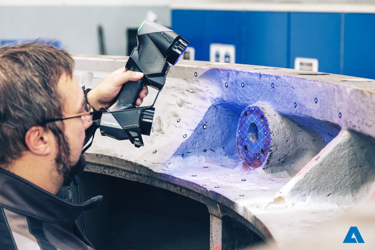 Utilisation HandySCAN-3D pour scanner l'intérieur de la turbine avec des lasers bleus sur surface texturée