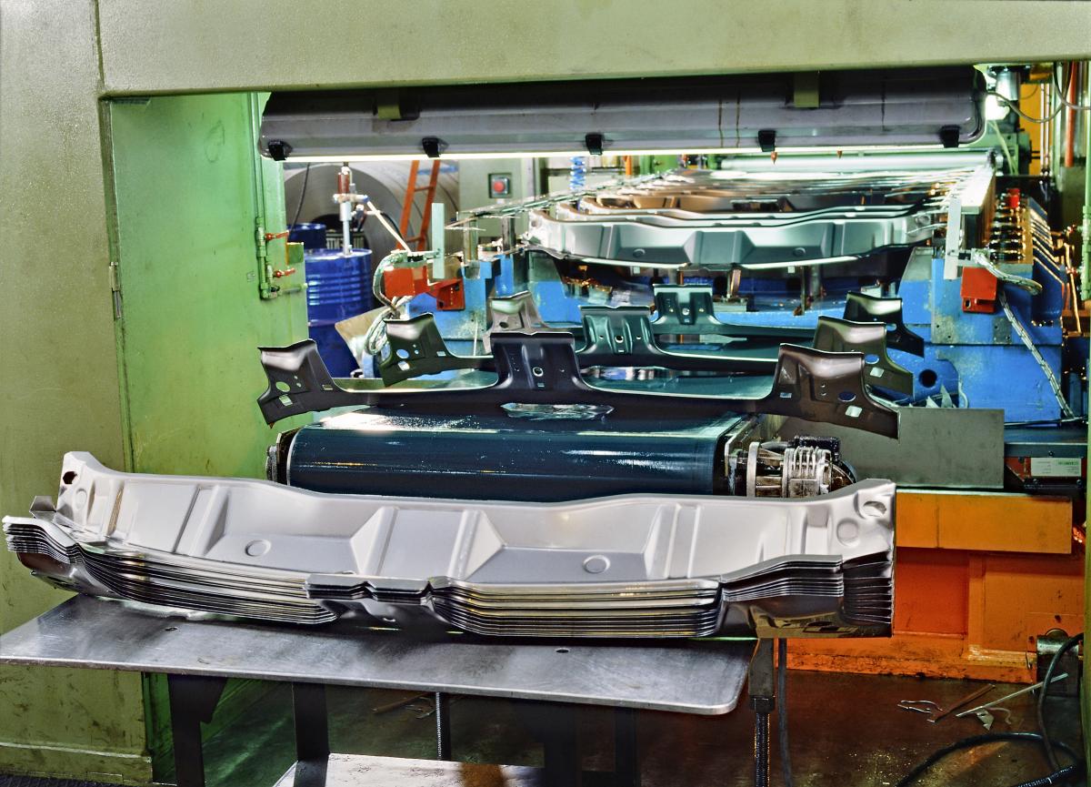 Metal sheet accumulating at the end of a production line