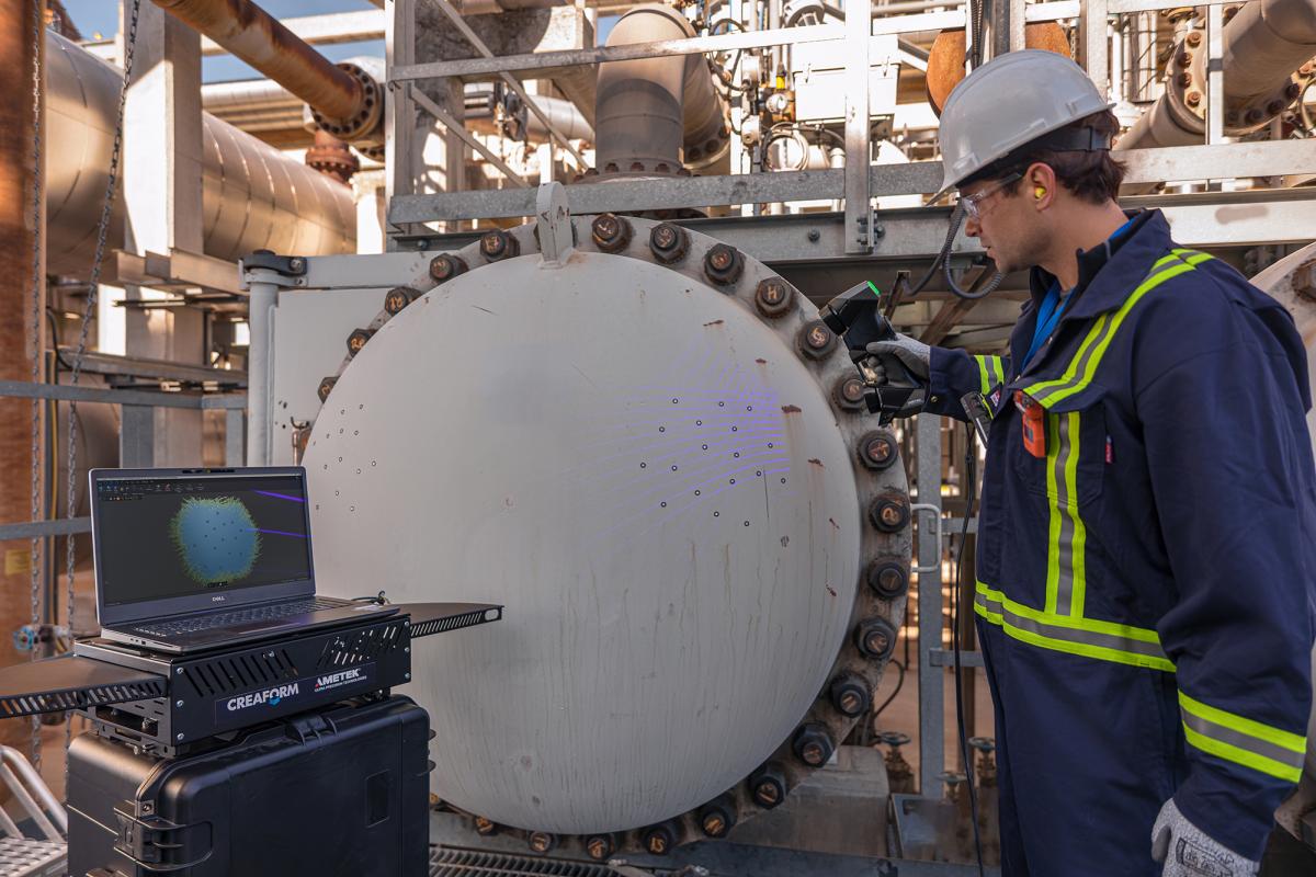NDT technician scanning a corroded area on a pressure vessel head. For his inspection, he relies on Creaform’s VXintegrity and HandySCAN 3D|Black Series.