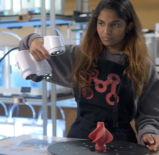 Wisconsin-Madison 대학은 3D 스캐닝을 사용하여 학생들이 혁신할 수 있는 힘을 줍니다. 