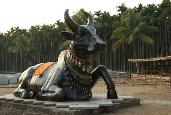 The birth of a 12-ft tall metal bull
